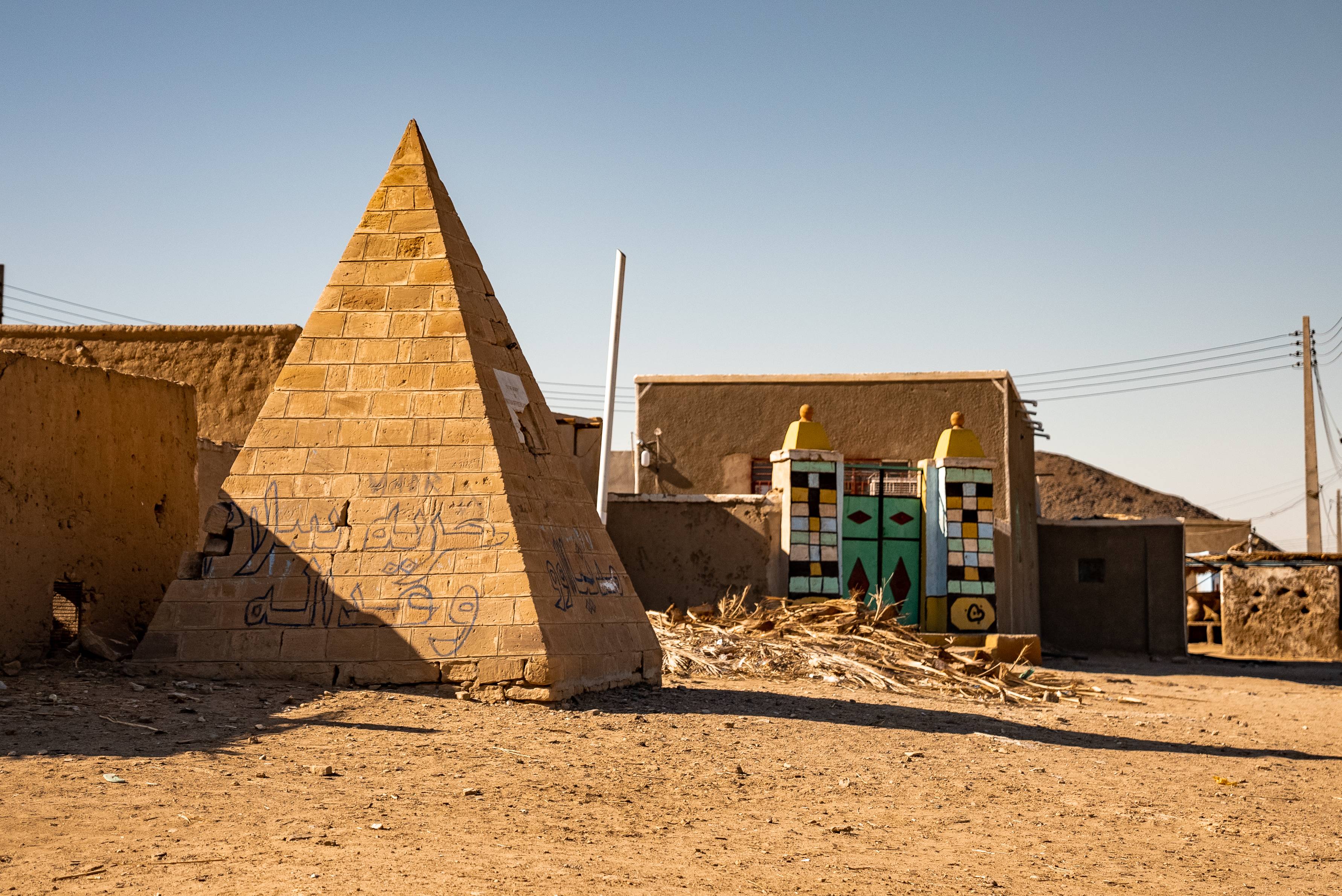 Více jak 200 pyramid je roztroušeno ve třech lokalitách kolem Nilu v severním Súdánu